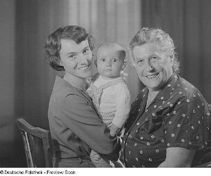 Familienporträt Oma, Enkelin mit Baby