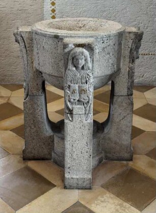Taufstein mit eingemeißelten Evangelisten