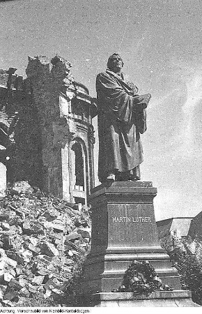 Dresden, Neumarkt, wieder aufgerichtetes Martin-Luther-Denkmal vor der Ruine der Frauenkirche, Februar 1955