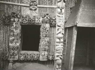 Banssu, Nordwest-Kamerun. Tür und Türrahmen mit figürlichem Schnitzwerk am Haus eines wohlhabenden Einwohners.