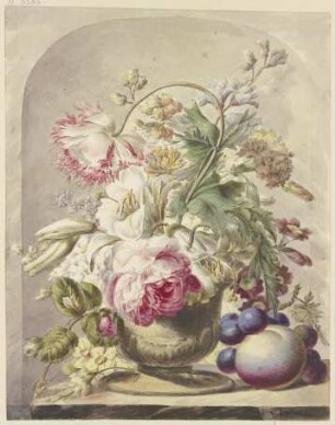 Bouquet in einer Vase, vorne rechts ein Pfirsich und einige Trauben