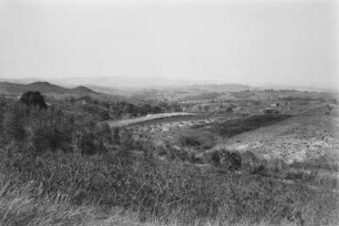 Landschaft bei Campinas : Hügelige Landschaft bei Campinas mit Baumgruppen und Grasflächen.