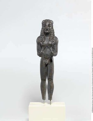 Kuros. Statuette eines nackten Mannes, beide Füße verloren, ausgezeichnet erhalten, linkes Bein vorgesetzt, die Arme vorgestreckt