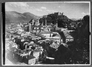 Blick über Salzburg : Salzburg. Innere Altstadt mit dem Dom zu den Heiligen Rupert und Virgil, der Franziskanerkirche und der Kollegienkirche. Blick zur Festung Hohensalzburg von Norwesten