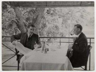 Anthony Eden und Lord Stanhope beim Lunch im Hotel Vieux Bois in Genf. links: Anthony Eden, rechts: Lord James Richard Stanhope