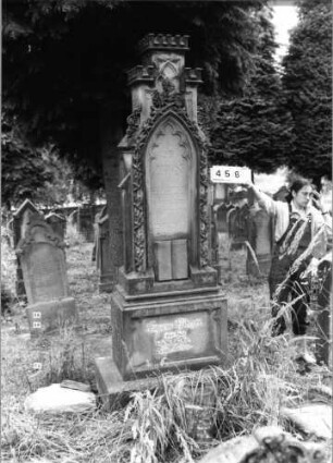 Grabstein 458 (Index: 100095295) Maße HxBxT: 288x56x36 cm Symbolik: aufgeschlagenes Buch: Grabstein 458