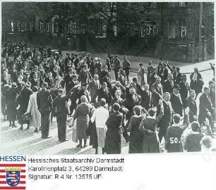 Darmstadt, 1933 Mai 1 / Umzug, hier: Adolf-Hitler-Bauschule, Gruppenaufnahme