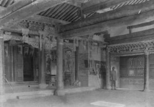 Innenhof im chinesischen Baustil : Ein Innenhof im chinesischen Baustil in einer zentralasiatischen Stadt im Tian Shan Hochgebirge