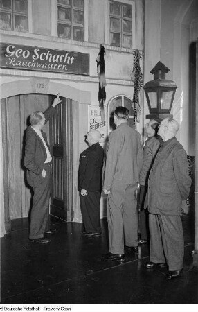 Besucher während einer Führung in der Kürschner-Ausstellung im Alten Rathaus