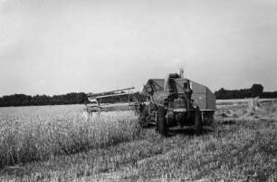 Mähdrescher MDB mit Traktor Lanz
