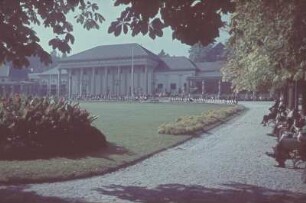 Schloßpark mit Teilansicht eines Palais