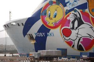 Insel Sardinien - Fährschiff im Hafen : Bunt bemaltes Fährschiff der Moby-Lines am Liegeplatz im Fährhafen von Olbia, Verkehr nach Genua und Livorno, aufgenommen 2006
