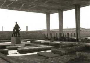 Sachsenhausen. Nationale Mahn- und Gedenkstätte. Ruine des ehemaligen Krematoriums mit den Resten der Verbrennungsöfen und Plastikgruppe von Waldemar Grzimek