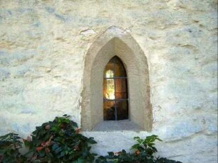 Friedhofskirche (Wüstung Wülfingen) Langhaus über Traufseite Nord - spitzbogig gewändestes Fenster (Übergangsstil)