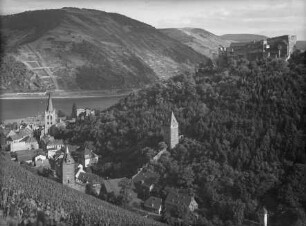 Blick auf das Steeger Tal und Bacharach mit Holzmarktturm, Liebesturm, St. Peter, Wernerkapelle und Burg Stahleck