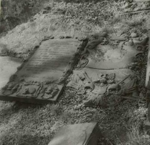 Zwei Grabplatten (links für Johannes Schnitter)