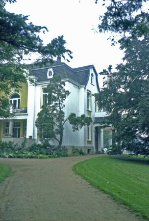 Gut Treuholz: Herrenhaus: links Gartenfassade, rechts Eingangsfassade: vorne Park, Auffahrt