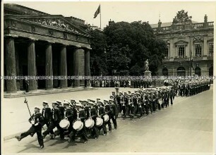 Aufmarsch der Kriegsmarine vor dem Ehrenmal (Neue Wache)