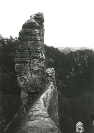 Sächsische Schweiz, Rathener Gebiet. Lokomotive. Kesselgrat und Esse mit Seilschaft Karl Ullrich. Blick vom Dom