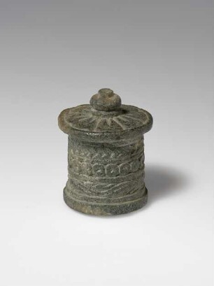 Buddhistisches Reliquiar in Form einer Pyxis mit diversem Dekor