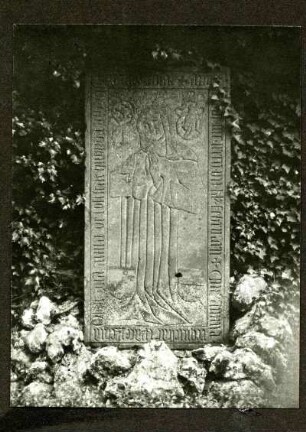 bei Göllheim, Klosterruine. Grabstein der Äbtissin Anna v. Lustadt, +1482