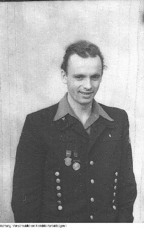 Steinkohle, 27./28. Oktober 1951 & Oelsnitz/Erzgeb. Jugendstadt "Komsomol". Junge Bergleute mit Motorrad - Baracken der Jugendstadt - Hinweisschildern - Versammlungen, Oktober 1951
