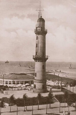 Warnemünde, Leuchtturm mit Teepavillon und Hafeneinfahrt