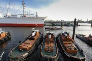 Hamburger Hafen am Baumwall. Blick auf alte Hafenschlepper und das Museumsschiff Cap San Diego, 05.2008