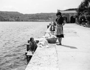 Salò : Italien, Gardasee, Salò. Wäscherinnen am Ufer des Sees