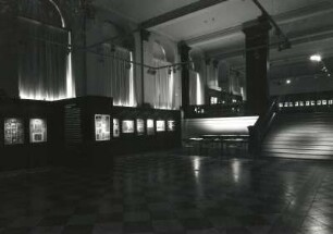 Dresden. Ausstellung "Im Licht Durchs Licht zum Licht - Hermann Krone, Photograph (1827-1916)" im Albertinum, 14.06.-23.08.1998. Raumaufnahme (Mosaiksaal)
