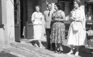 St. Moritz: Gruppen auf der Terrasse; Vordergrund Fenster