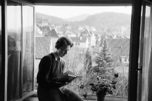 Freiburg i. Br.: Ausblick aus Fenster auf Herdern mit Gräfin Kanitz