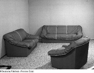 Sitzgruppe : Leipzig. Leipziger Herbstmesse (Vormesse), 1986. Sitzgruppe. Holz, Polsterung mit Mischgewebebezug, grau mit roter Paspel (1986; VEB Möbelkombinat Dresden-Hellerau).