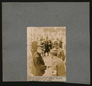Generalissimus Joffre vor einem italien. Lazarett mit General Cadorna und dem Herzog von Aosta