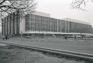 Berlin: Ost; Kulturpalast am ehemaligen Schlossplatz; Vordergrund kahler Platz