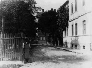 Von der Kleinen Gosenstraße blickend: links ein Gundstück mit Zaun ist der heutige Volkspark (Reichshof) ist der Advokatenweg 9, das Eckhaus rechts ist der Advokatenweg 10