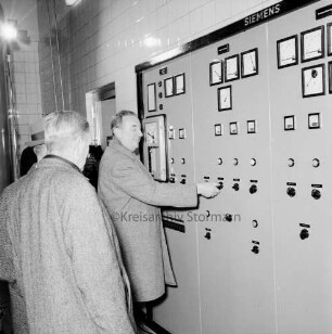 Klein Barnitz: Wasserwerk Klein Barnitz des Wasserbeschaffungsverbands Reinfeld-Land: Einweihung: Inbetriebnahme durch Bürgermeister Richard Hingst, Reinfeld, und Kreispräsident Friedrich Hardt: rechts Schalttafel