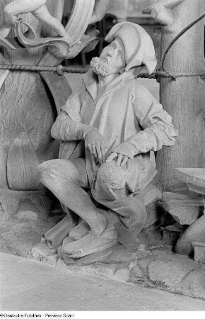 Figur mit Rosenkranz am Fuße des Treppenaufgangs der Tulpenkanzel im Dom
