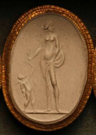 Venus neckt Cupido, indem sie seinen Bogen entführt (Daktyliothek, Erstes Mythologisches Tausend)