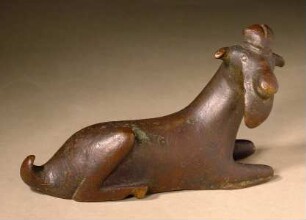 Archaische Statuette eines liegenden Ziegenbocks
