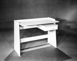 Schreibtisch : Berlin. VEB Möbelkombinat Berlin (MKB). Hausmesse, 1986. Schreibtisch. Holz, weiß beschichtet (1986; VEB Möbelkombinat Berlin (MKB))