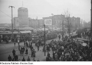 Passanten auf dem Leipziger Weihnachtsmarkt sowie Straßenbahnen