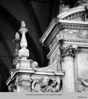 Hochaltar mit seitlichen Schranken : Altarretabel (Chorseite)