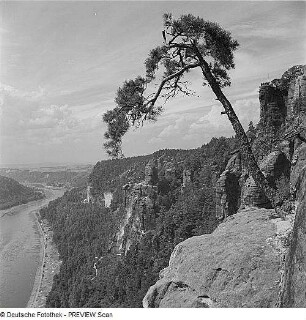 Die Weißen Brüche bei Rathen, Blick über den Wartturm elbabwärts, rechts oben Basteiaussicht