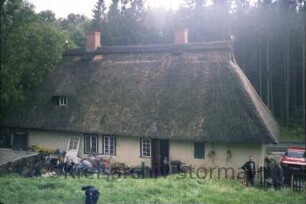Blumendorf 20: Kate mit Reetdach (auch Napoleon-Kate): rückwärtige Traufseite mit Hintertür: Personen