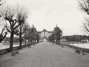 Blick auf Schloss Moritzburg über Zufahrtsweg