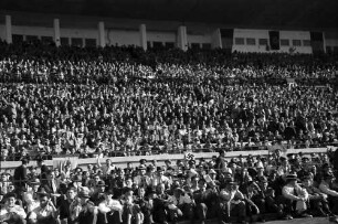 Bukarest: Anef Sportfeld, Publikum auf der Tribüne [Fußball-Länderspiel Rumänien - Deutschland]