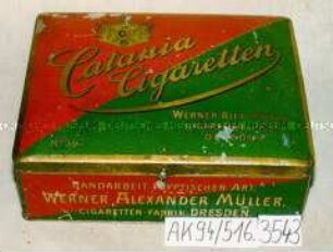 Vorrats-Blechdose mit seitlich angebrachtem Knauf und Schloss für 1000 Stück "Catania Cigaretten No. 39 WERNER ALEX. MÜLLER CIGARETTEN-FABRIK DRESDEN."