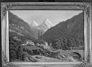 Schweizer Kurort im Tal, mit Blick auf schneebedeckte Berge (Jungfrau und Mönch?)
