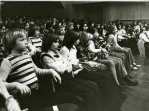 Kinder im Konzert im Festsaal des Schweriner Schlosses